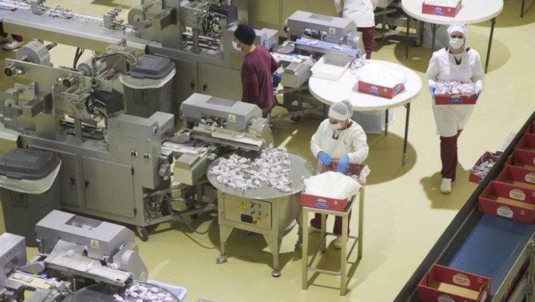 Archivo - Mujeres y hombres trabajando en una fábrica | Joaquin Corchero - Europa Press - Archivo ep archivo mujeres y hombres trabajando en una fabrica