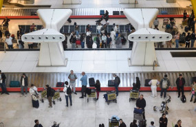 ep archivo   pasajeros recogen sus maletas durante en el aeropuerto adolfo suarez madrid barajas a 8