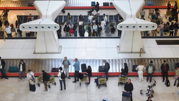 ep archivo   pasajeros recogen sus maletas durante en el aeropuerto adolfo suarez madrid barajas a 8