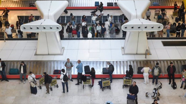 ep archivo pasajeros recogen sus maletas durante en el aeropuerto adolfo suarez madrid barajas a 8 ep archivo pasajeros recogen sus maletas durante en el aeropuerto adolfo suarez madrid barajas a 8