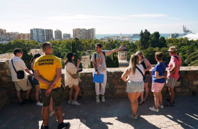 ep archivo   turista visitando la ciudad a 27 de septiembre de 2024 en malaga andalucia espana