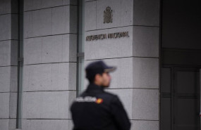 ep archivo   un agente de policia en la entrada de la audiencia nacional
