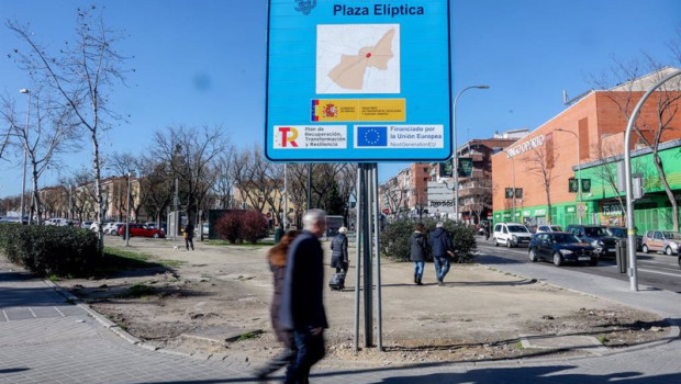 ep archivo   un cartel anuncia la zona de bajas emisiones zbe en plaza eliptica a 4 de enero de 2023