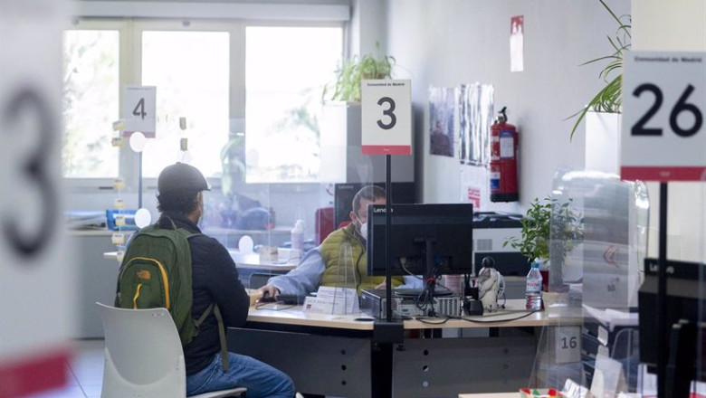 ep archivo un hombre recibe atencion en una oficina de empleo ep archivo un hombre recibe atencion en una oficina de empleo