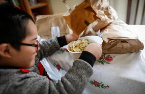 ep archivo   un nino durante la comida en su casa del barrio madrileno de carabanchel