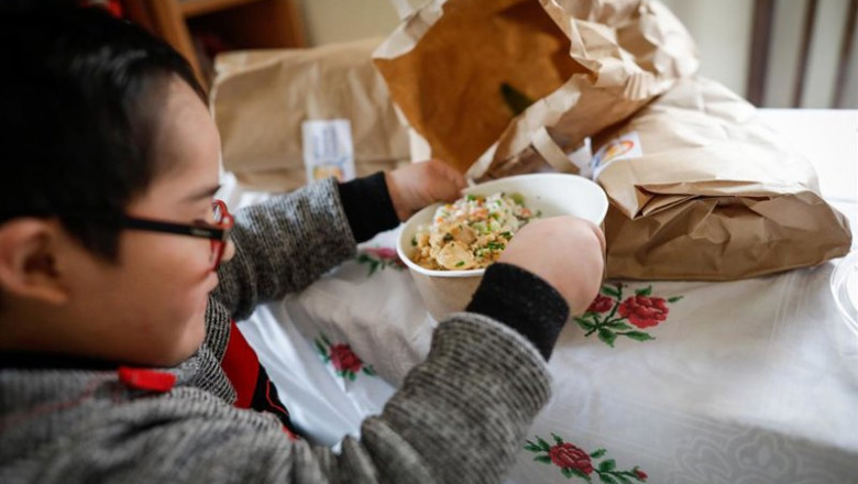 ep archivo   un nino durante la comida en su casa del barrio madrileno de carabanchel