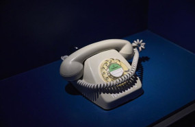 ep archivo   un telefono en la exposicion exponencial de analogicos a digitales en el espacio