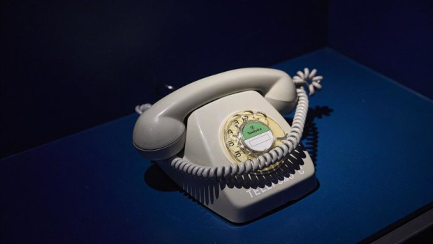 ep archivo   un telefono en la exposicion exponencial de analogicos a digitales en el espacio