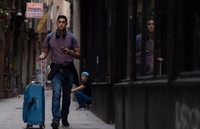 ep archivo   una persona camina con una maleta en el centro de barcelona a 17 de septiembre de 2024