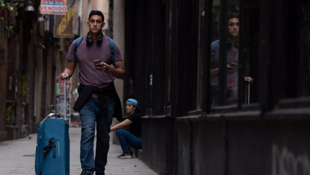 ep archivo   una persona camina con una maleta en el centro de barcelona a 17 de septiembre de 2024