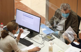 ep archivo   una trabajadora de la oficina de la agencia tributaria en madrid atendiendo a una