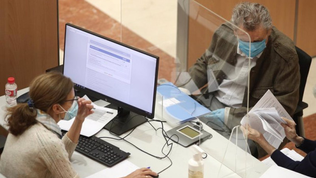 ep archivo   una trabajadora de la oficina de la agencia tributaria en madrid atendiendo a una