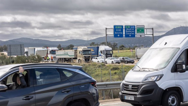 ep atasco en la rotonda de agricultura de merida que conecta la a 5 con la nacional 630 en la cuarta