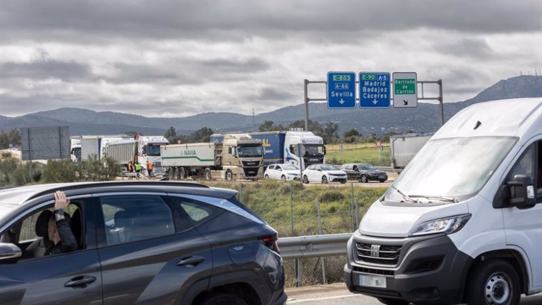 ep atasco en la rotonda de agricultura de merida que conecta la a 5 con la nacional 630 en la cuarta ep atasco en la rotonda de agricultura de merida que conecta la a 5 con la nacional 630 en la cuarta