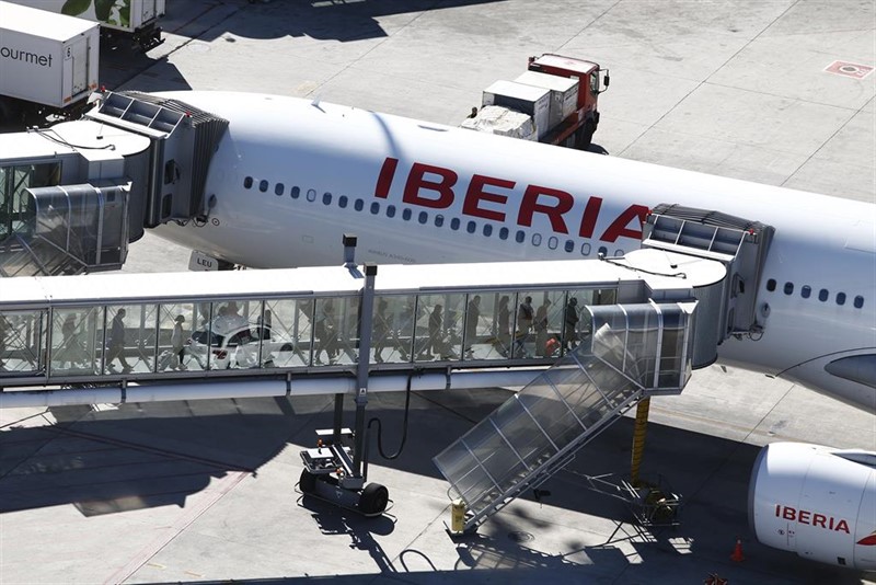 https://img4.s3wfg.com/web/img/images_uploaded/5/1/ep_avion_de_iberia_en_barajas.jpg