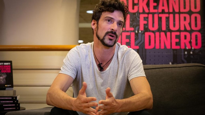 Brett Scott,, autor del libro 'Hackeando el futuro del dinero', durante una entrevista para Europa Press, en Barcelona, a 12 de septiembre de 2019. | David Zorrakino - Europa Press ep brett scott autor del libro hackeando el futuro del dinero durante una entrevista para europa