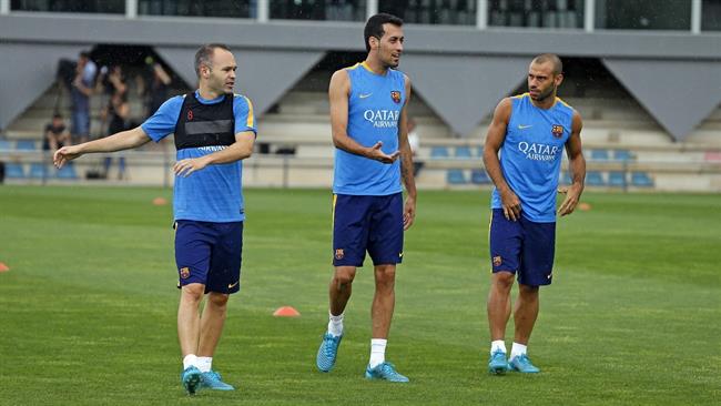 Busquets con Iniesta y Mascherano en el entrenamiento | FC BARCELONA ep busquetsiniestamascheranoentrenamiento