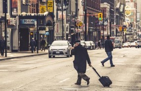 ep ciudad hombre andando