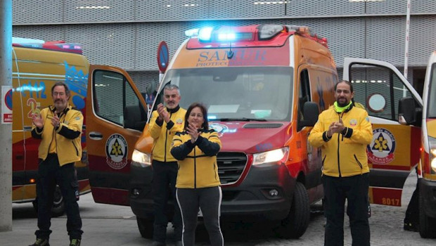 ep efectivos del samur durante el aplauso de las 2000 horas en el hospital general de segovia
