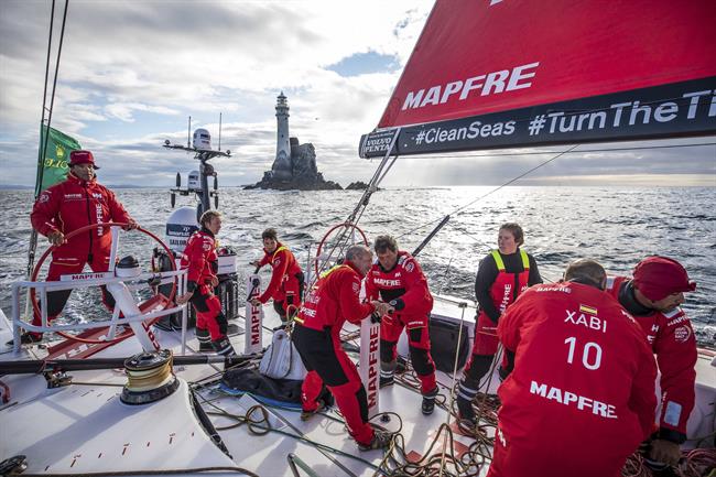 El 'MAPFRE' dobla el faro de Fastnet en la Rolex Fastnet Race | UGO FONOLLA/VOLVO OCEAN RACE ep el mapfre doblafarofastnetla rolex fastnet race