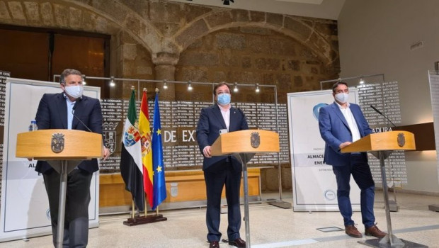 ep el presidente de la junta guillermo fernandez vara en rueda de prensa junto al socio referencial