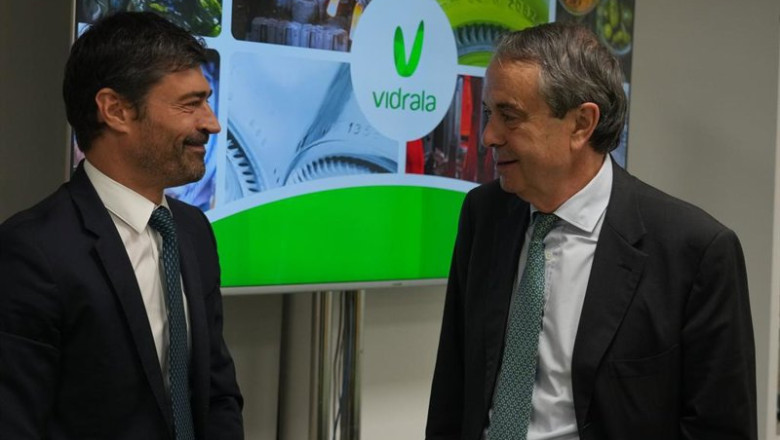 ep el presidente de vidrala raul gomez i y el ceo de vidrala carlos delclaux d durante un encuentro