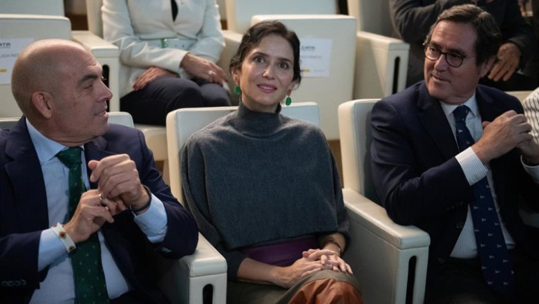 (I-D) El presidente de ATA, Lorenzo Amor; la presidenta de la Comunidad de Madrid, Isabel Díaz Ayuso, y el presidente de la CEOE, Antonio Garamendi, durante la gala de los XXIV Premios Autónomo del Año, en el Auditorio Santander, a 27 de octubre de 2025, | Fernando Sánchez - Europa Press ep i d el presidente de ata lorenzo amor la presidenta de la comunidad de madrid isabel diaz ayuso y