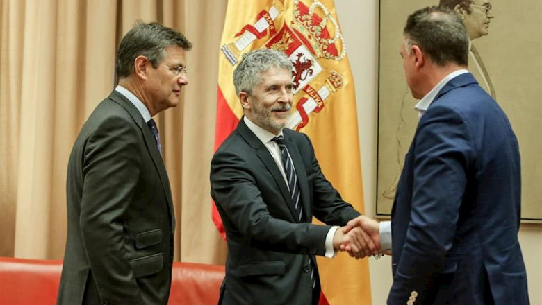 ep i-d el presidente de la comision de interior rafael catala el ministro de interior fernando