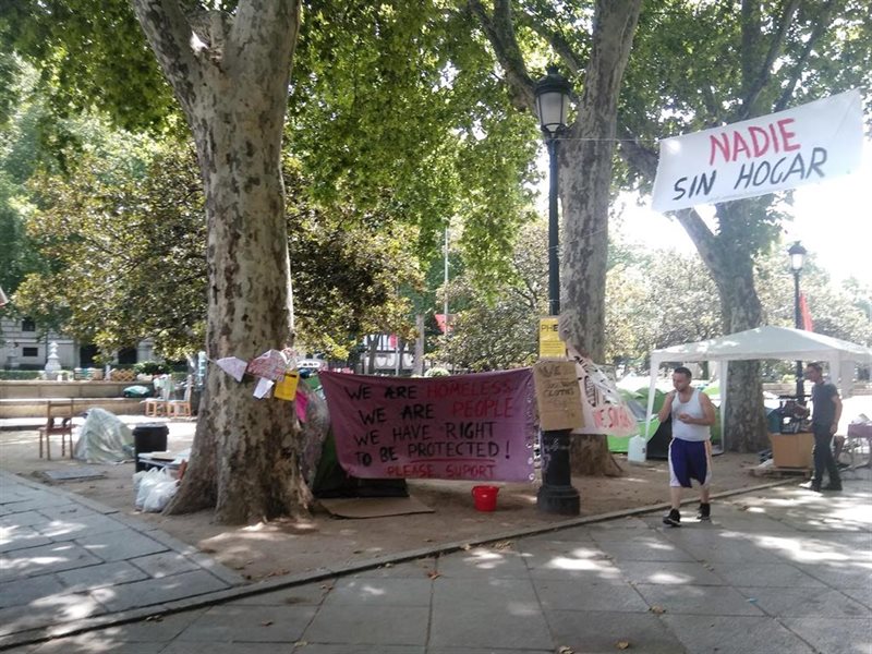 ep imagen de carteles reivindicativos en el paseo del prado de la acampada de personas sin techo