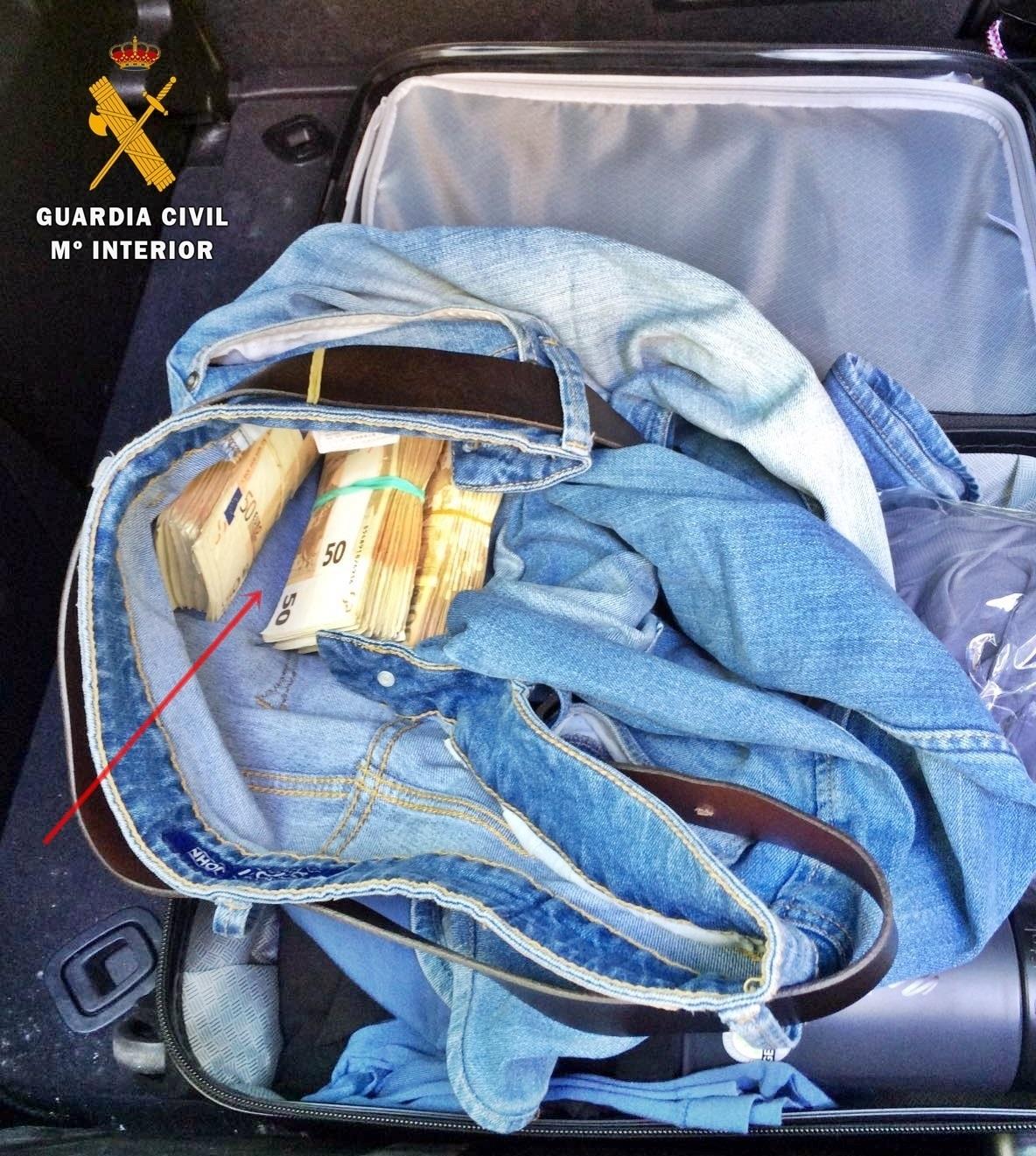 "La Guardia Civil Interviene A Un Ciudadano Portugués Casi 30.000 Euros Que Inte | GUARDIA CIVIL ep la guardia civil intervieneun ciudadano portugues30000 eurosinte