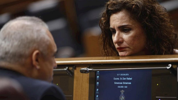 ep la ministra de hacienda maria jesus montero habla con rafael simancas durante una sesion plenaria