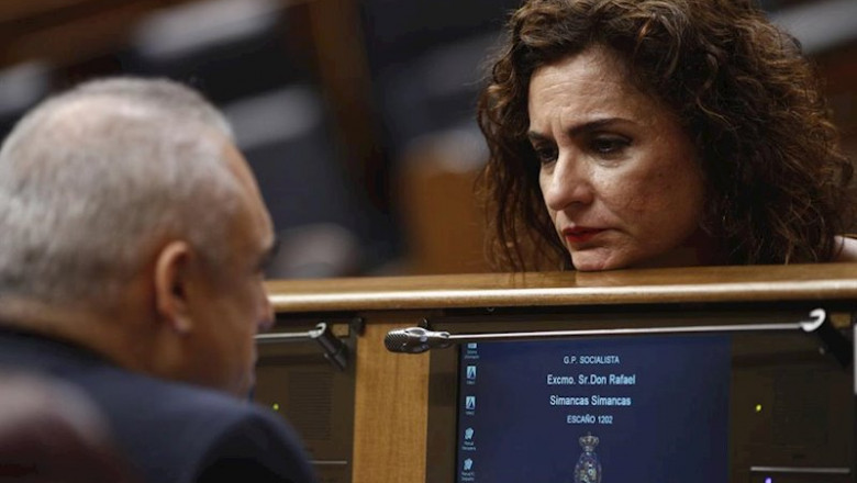 La ministra de Hacienda, María Jesús Montero, habla con Rafael Simancas, durante una sesión plenaria en el Congreso | Eduardo Parra - Europa Press - Archivo ep la ministra de hacienda maria jesus montero habla con rafael simancas durante una sesion plenaria