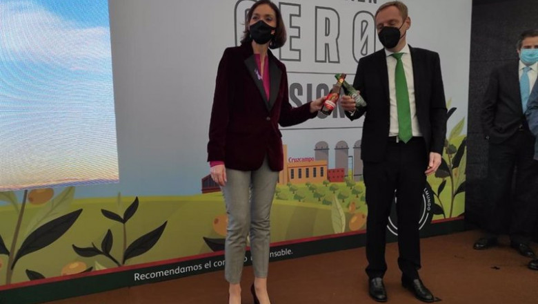 La ministra de Industria, Comercio y Turismo, Reyes Maroto, y el presidente de Heineken España, Guillaume Duvardier, hoy en Jaén | EUROPA PRESS ep la ministra de industria comercio y turismo reyes maroto y el presidente de heineken espana