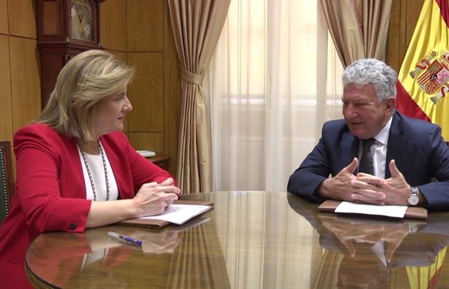 La ministra de Empleo, Fátima Báñez, con el diputado de NC, Pedro Quevedo | EUROPA PRESS / MINISTERIO DE EMPLEO ep la ministraempleo fatima banez condiputadonc pedro quevedo