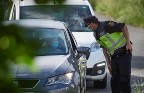 ep la policia nacional verifica los vehiculos durante un control de movilidad realizado en pamplona