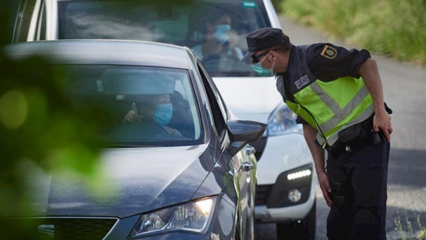 ep la policia nacional verifica los vehiculos durante un control de movilidad realizado en pamplona
