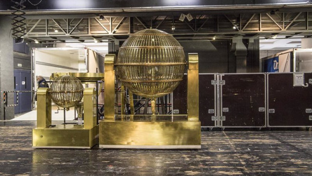 ep llegada de los bombos del sorteo extraordinario de navidad al teatro real de madrid