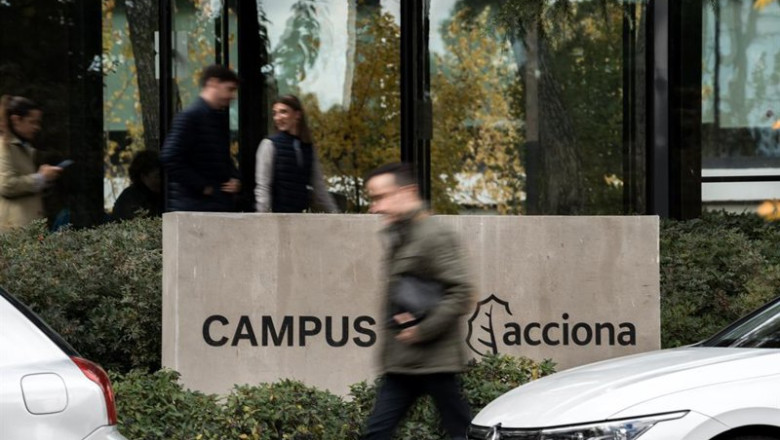 ep logotipo de acciona en la sede de madrid a 14 de noviembre de 2025 en madrid espana agentes de la ep logotipo de acciona en la sede de madrid a 14 de noviembre de 2025 en madrid espana agentes de la