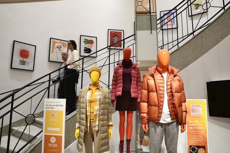 ep maniquies de mujer en el interior de una tienda de ropa