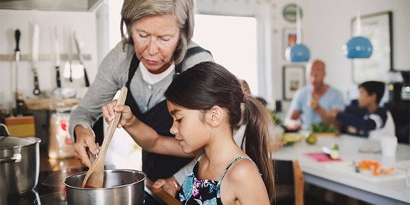 ep mujer cocinando en casa con su hija ep mujer cocinando en casa con su hija