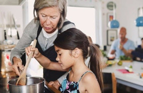 ep mujer cocinando en casa con su hija