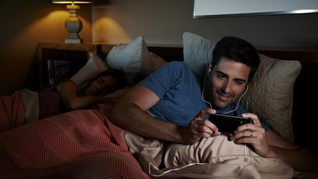 ep netflix lifestyle smartphone movil tablet tecnologia pelicula cama