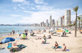 ep numerosas personas se banan y toman el sol en la playa de poniente a 11 de marzo de 2023 en ep numerosas personas se banan y toman el sol en la playa de poniente a 11 de marzo de 2023 en