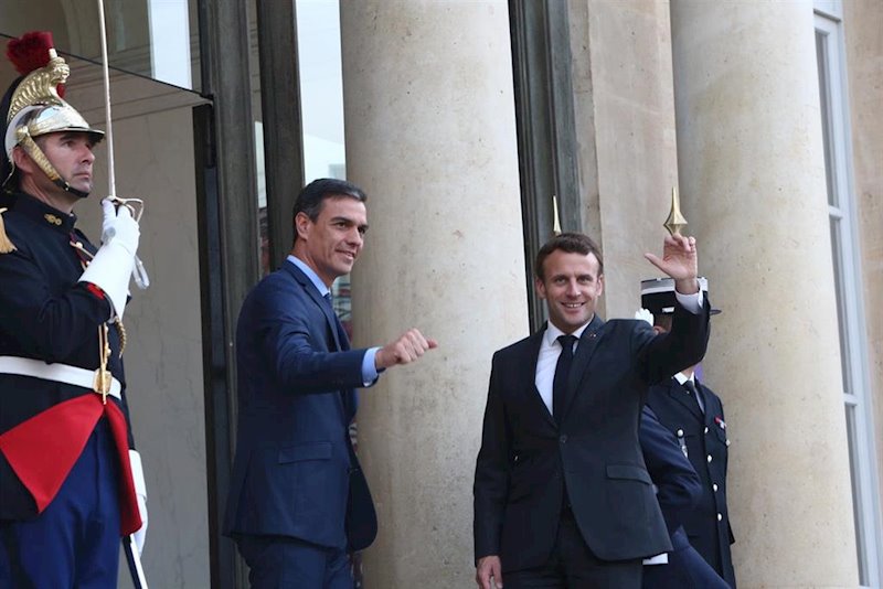 ep pedfo sanchez y emmanuelle macron en la entrada del palacio del eliseo
