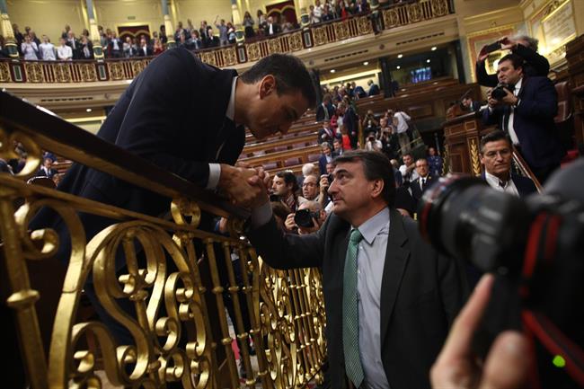ep pedro sanchez saludaaitor estebanser elegido presidentegobierno