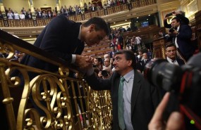 ep pedro sanchez saludaaitor estebanser elegido presidentegobierno