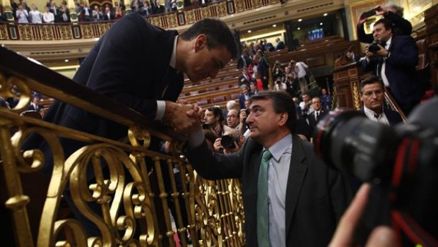 ep pedro sanchez saludaaitor estebanser elegido presidentegobierno