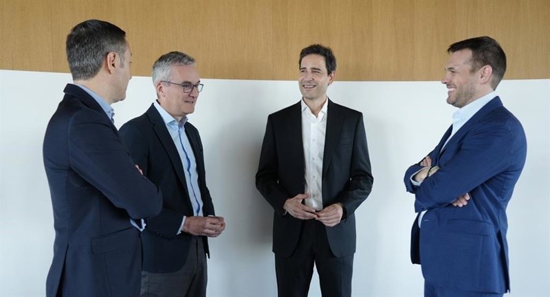 ep representantes de bbva y repsol durante el acuerdo para impulsar la descarbonizaciuon del