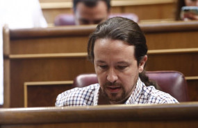ep secretario generalpodemos pablo iglesias sentadosu escanocongresolos diputados