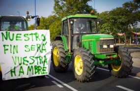 ep tractorada de protesta en la calle virgen del patrocinio una de las entradas a sevilla a 6 de